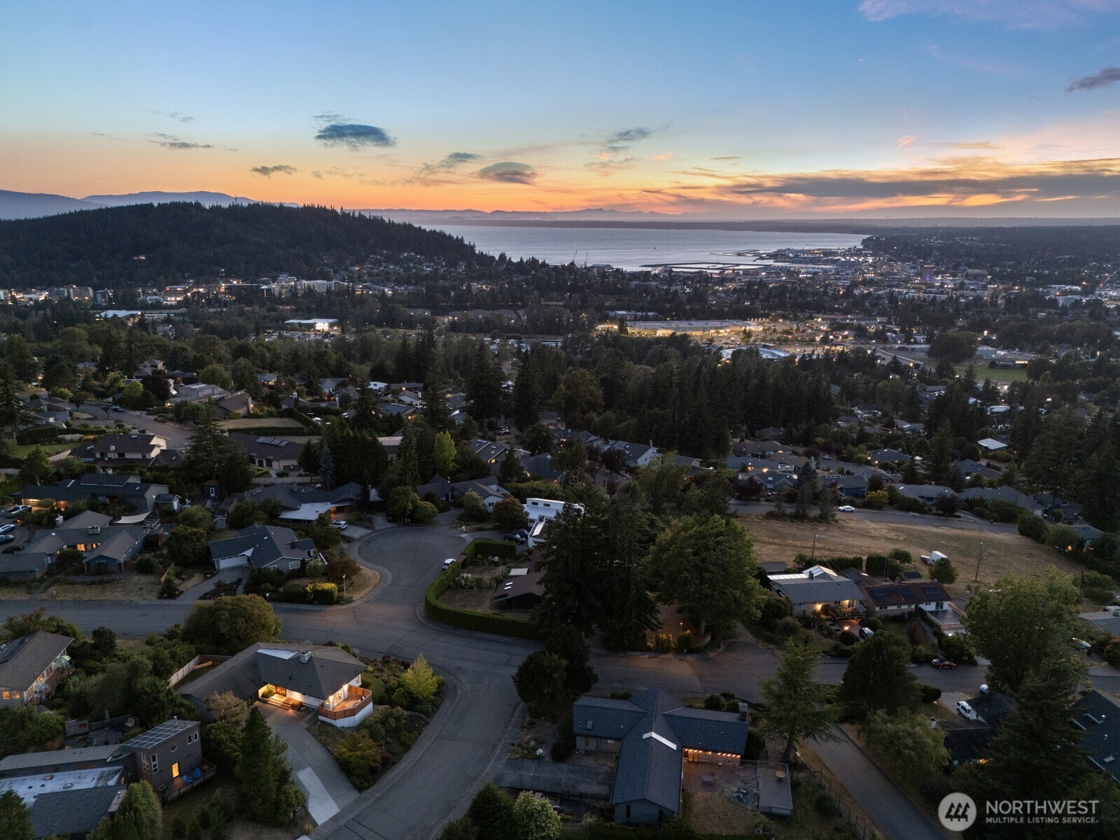 Property Photo:  1011 E Toledo Street  WA 98229 