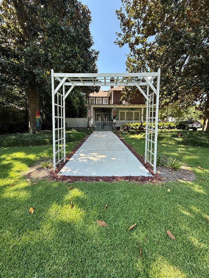 Property Photo: 816 W Central Ave GA 31750