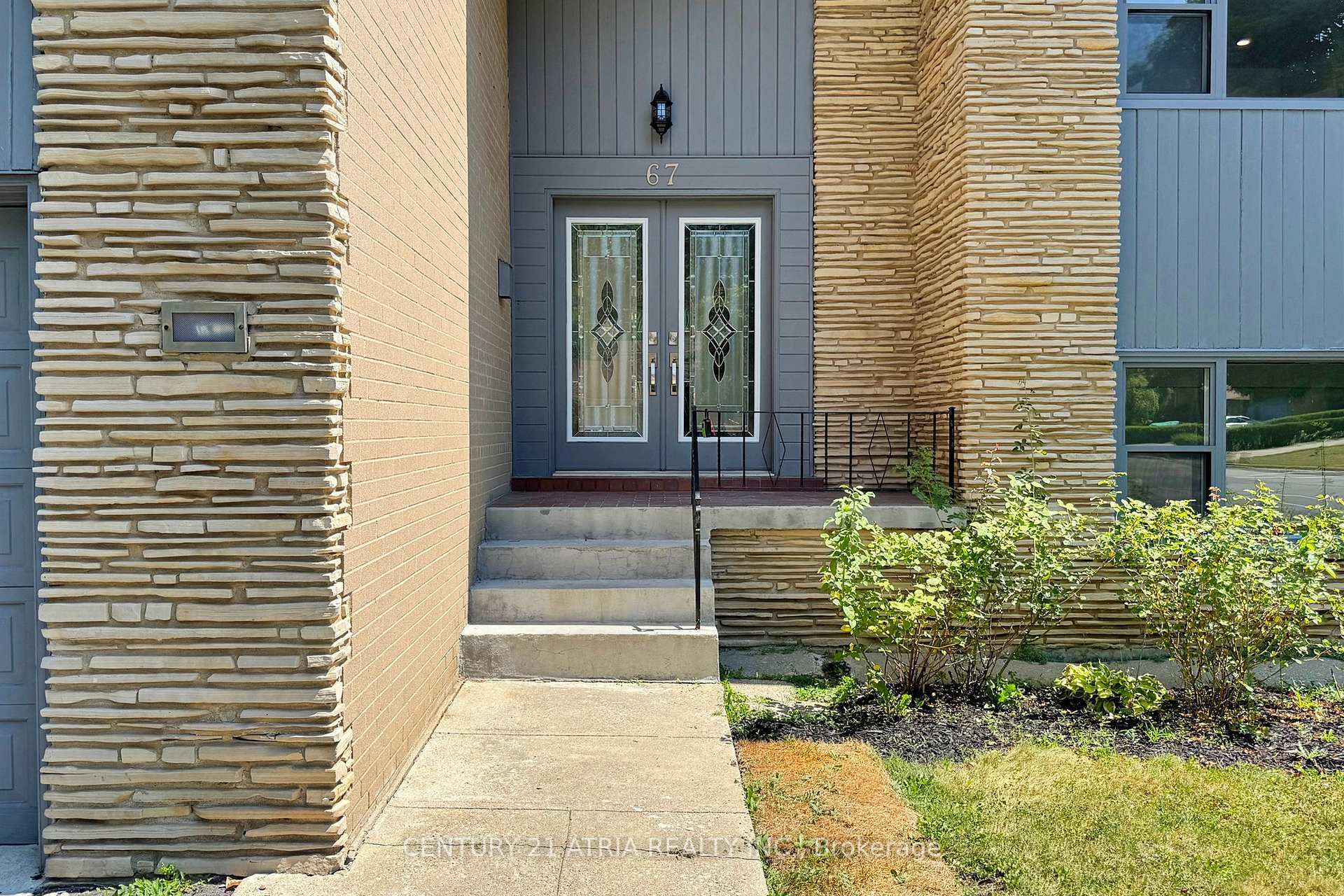 Photo de la propriété: 67 Chelmsford Avenue ON M2R 2W5