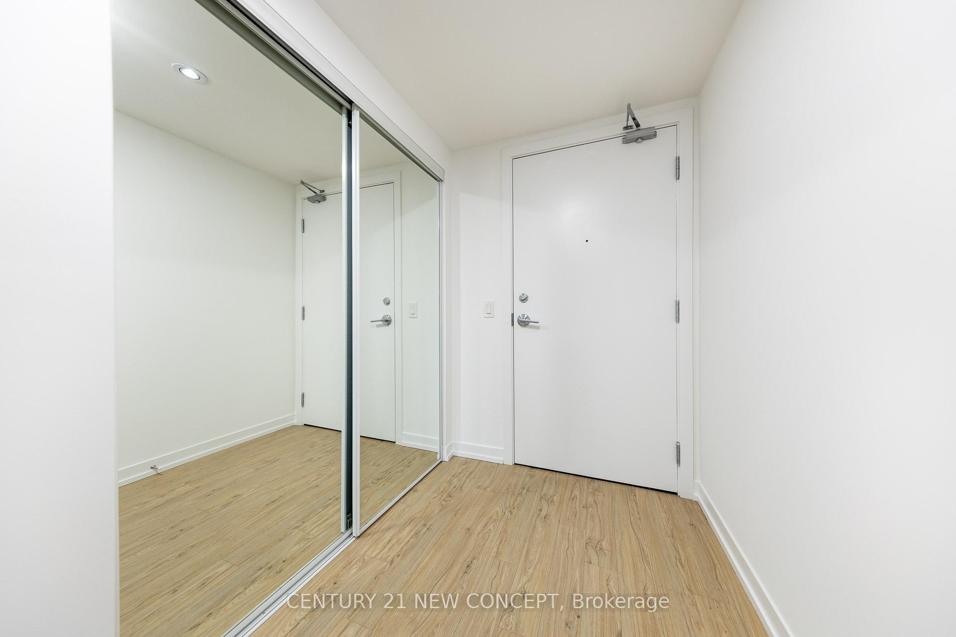 Property Photo: 85 Wood Street 1601 ON M4Y 0E8