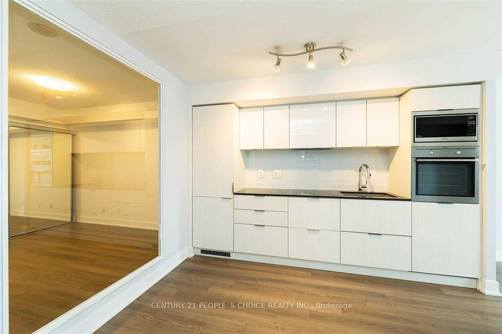 Property Photo: 318 Richmond Street W 715 ON M5V 1X2