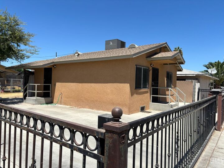Property Photo: 605 607 Ellington Street CA 93215