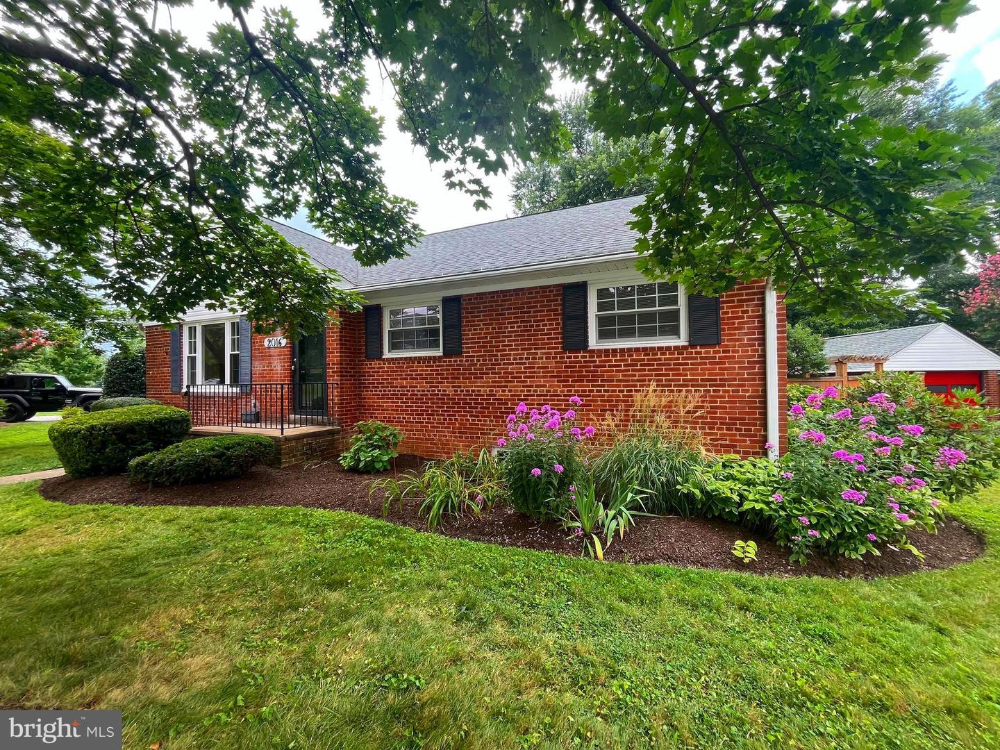 Property Photo: 2016 Patrick Henry Drive VA 22205