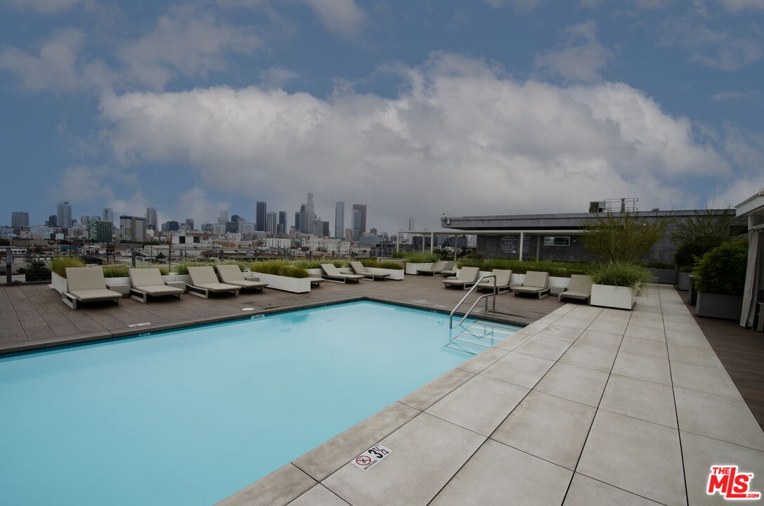 Property Photo:  527 Molino St  CA 90013 