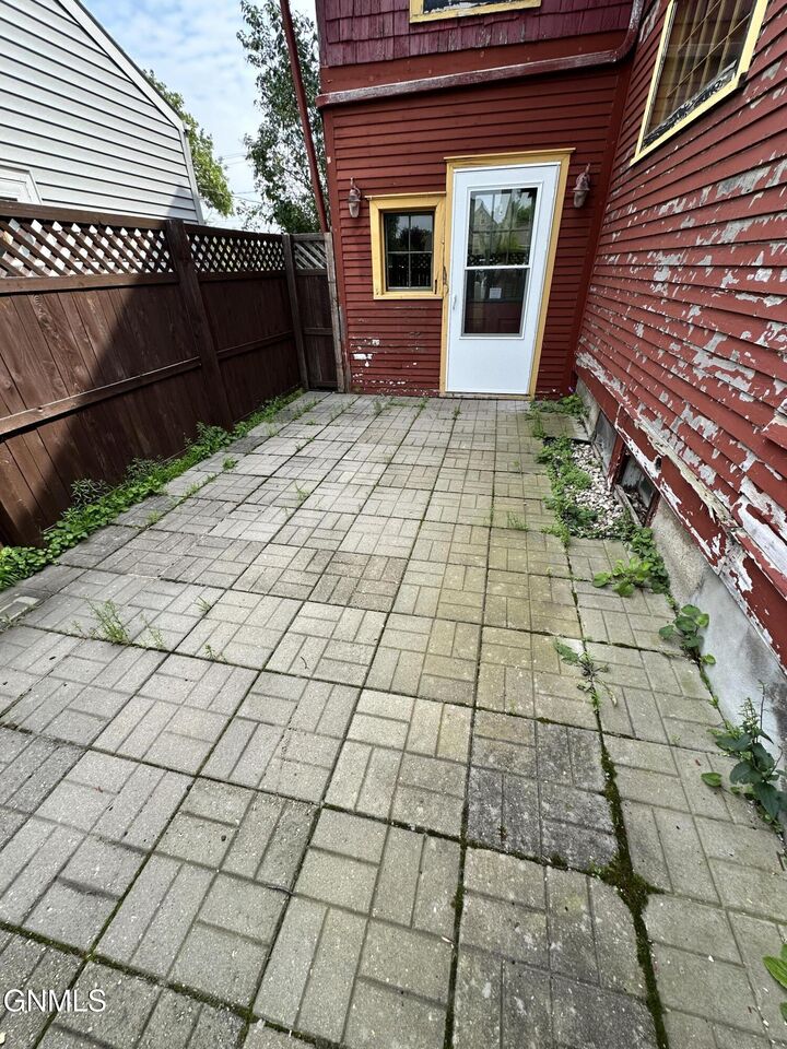 Property Photo: 707 5th Avenue SE ND 58401