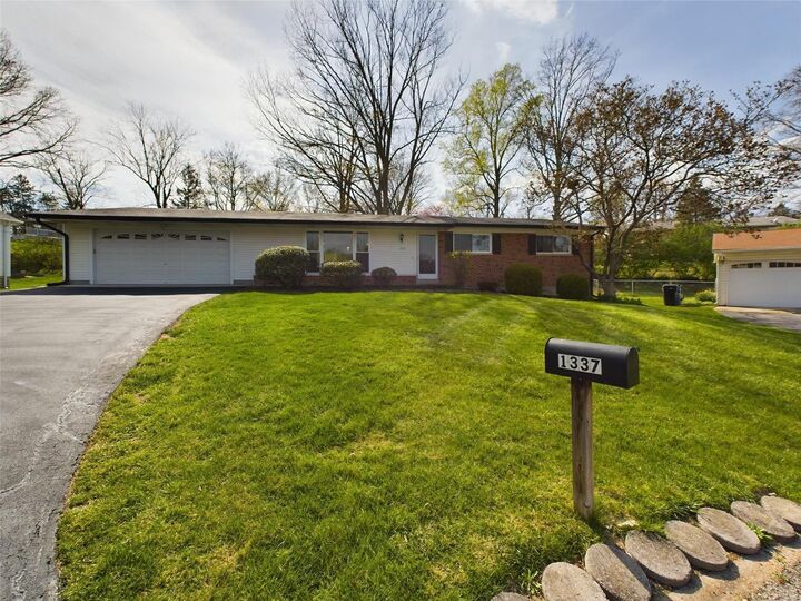 1337 Jeanne Hills Drive  St Louis MO 63146 photo