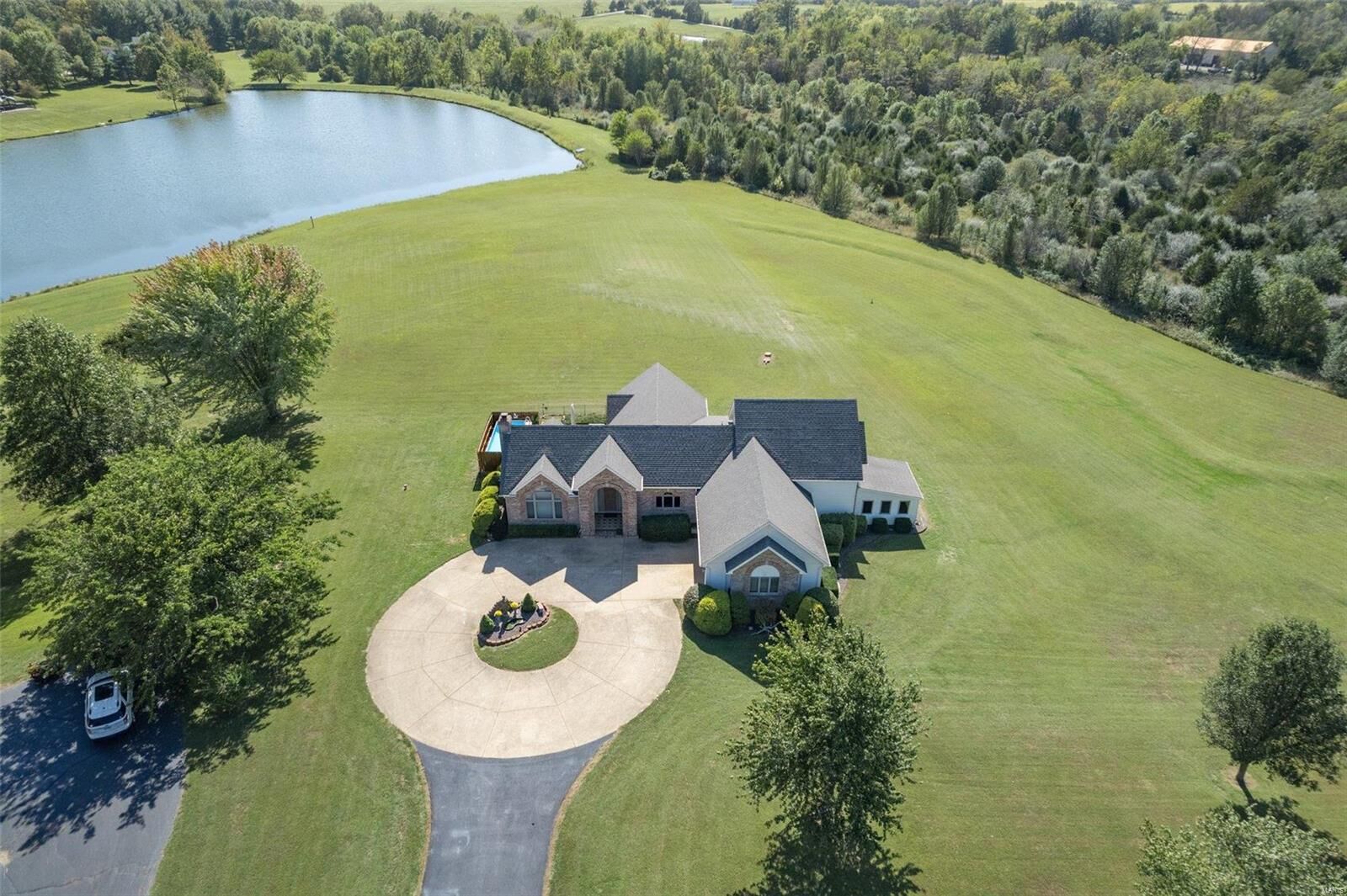Property Photo:  