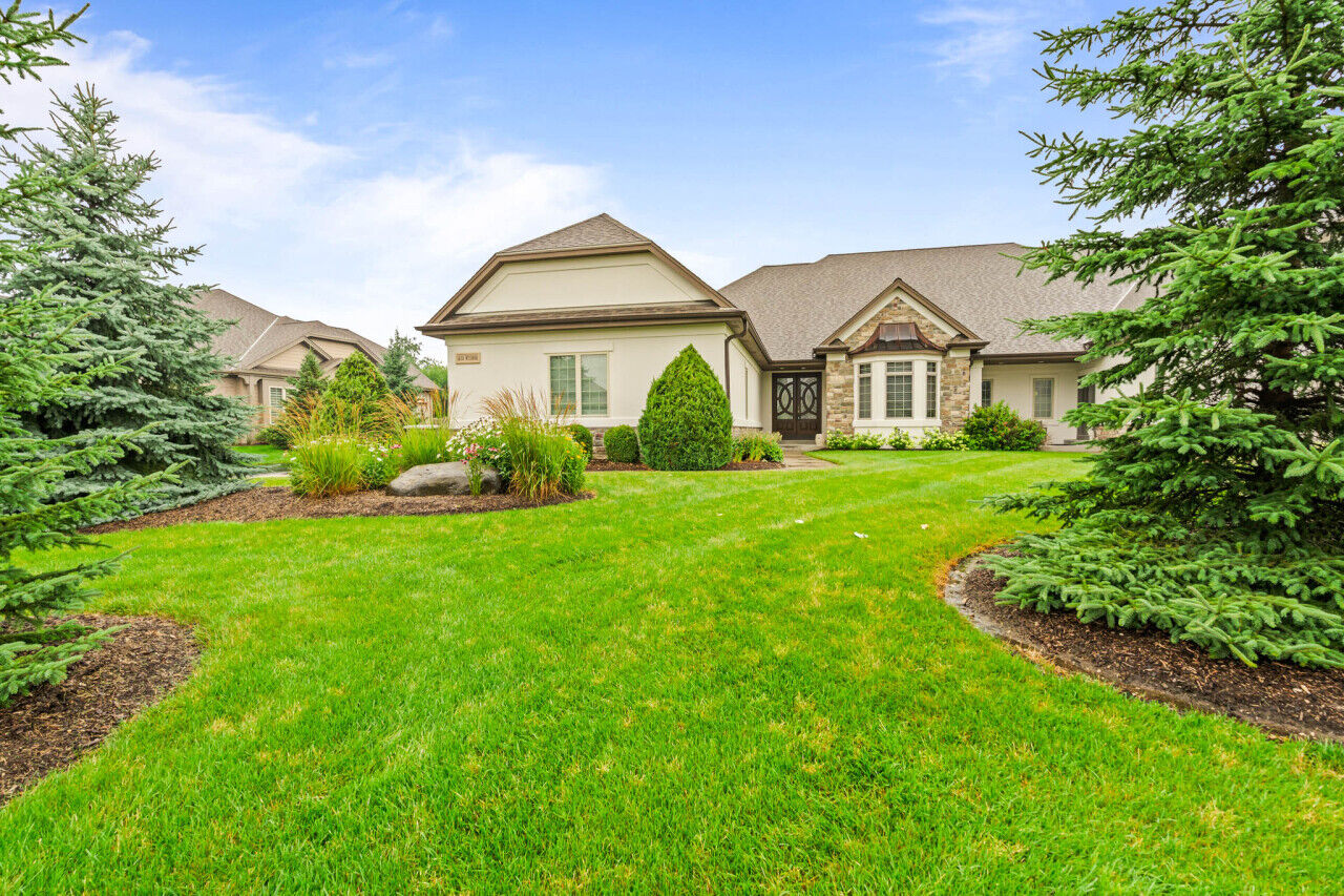 Property Photo: N35w23690 Auburn Ct 13-1 WI 53072