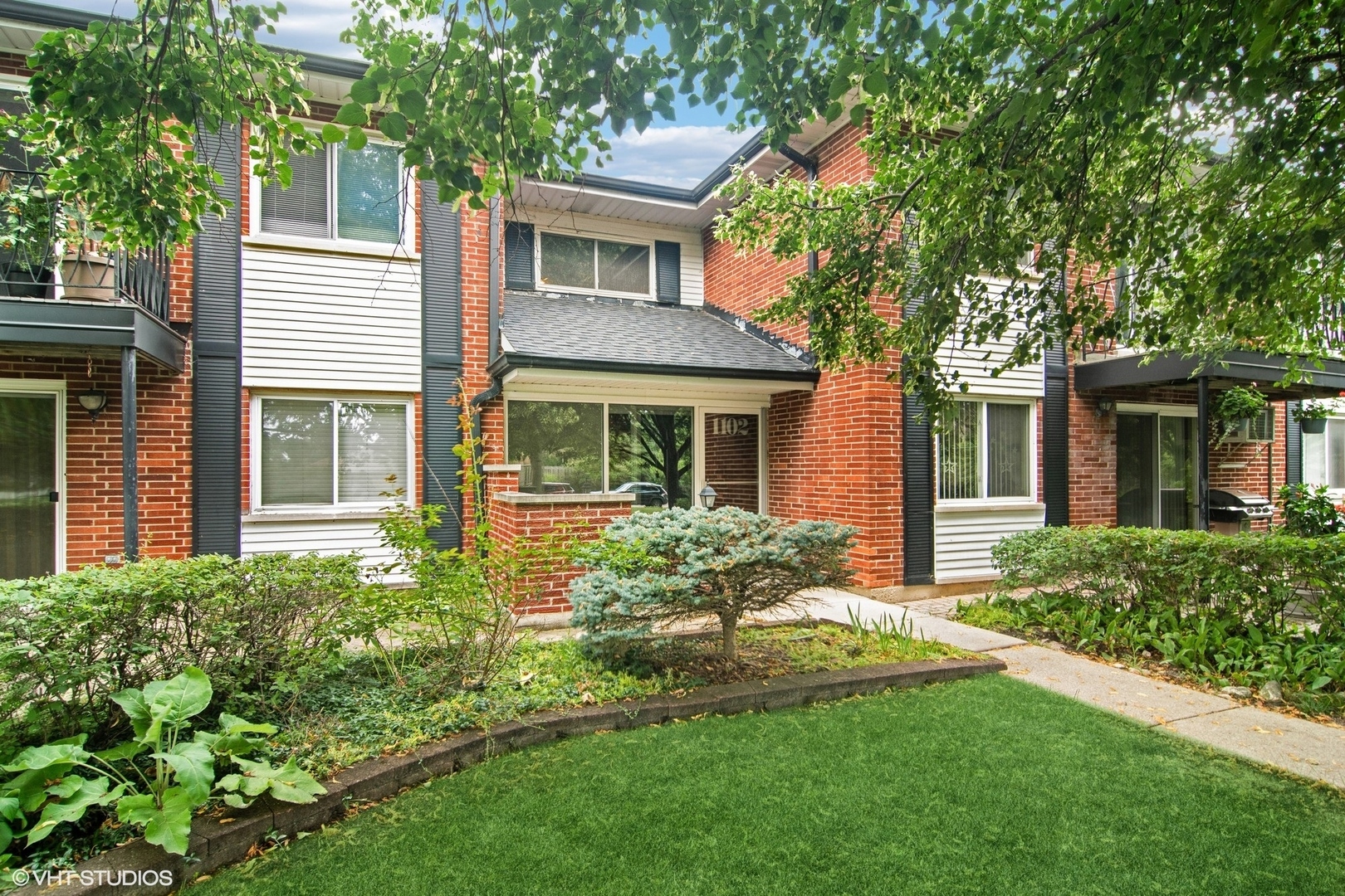 Property Photo: 1102 N Dale Avenue 2C IL 60004