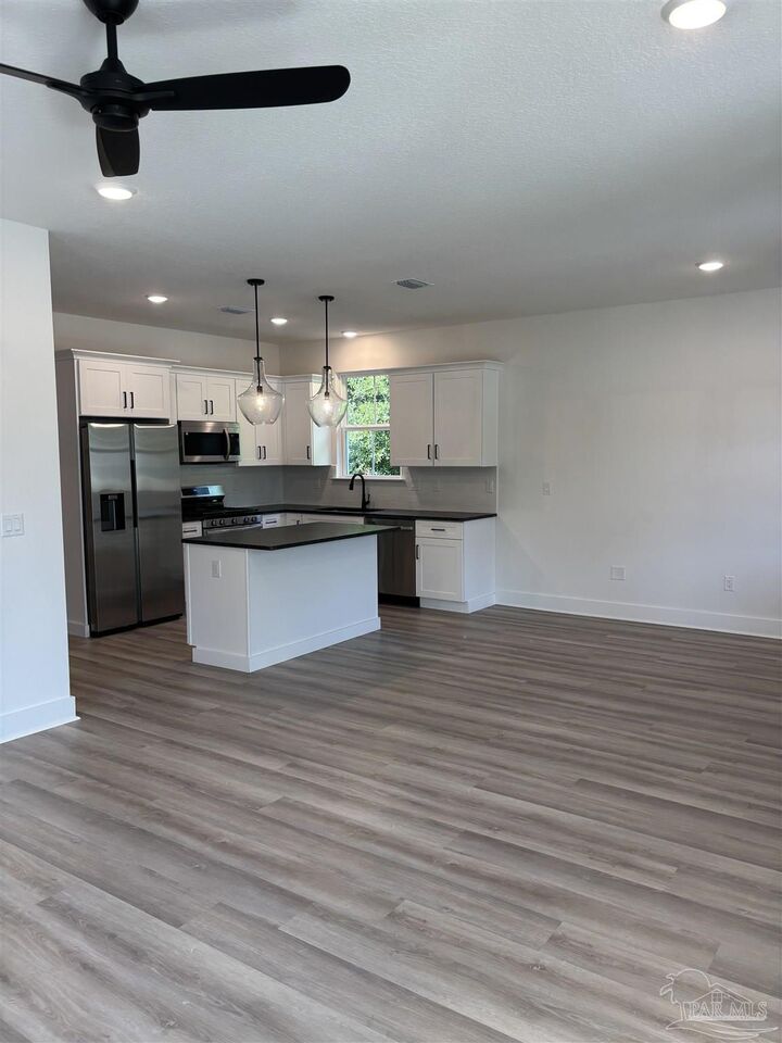 Property Photo:  2419 N L St  FL 32501