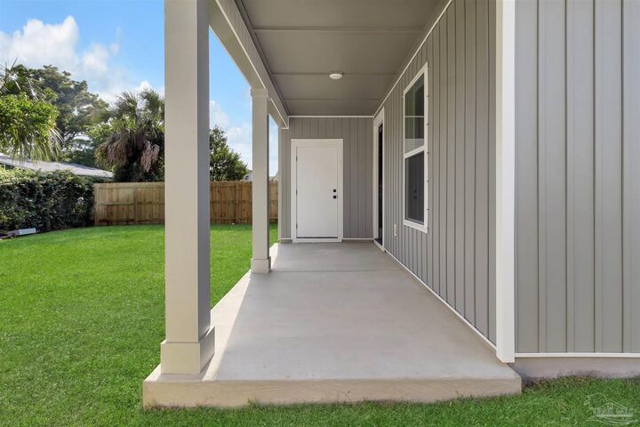 Property Photo: 2419 N L St FL 32501