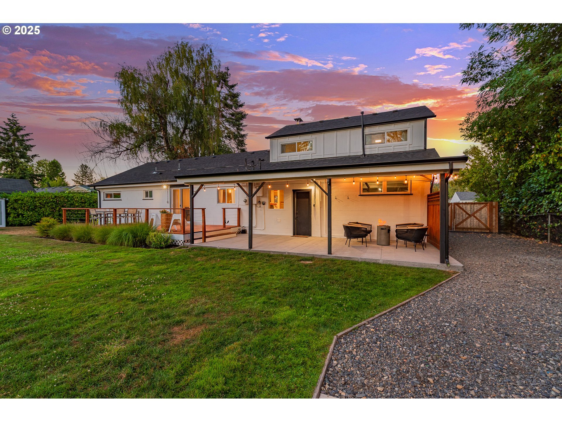 Property Photo:  610 NE 3rd Ave  WA 98604 