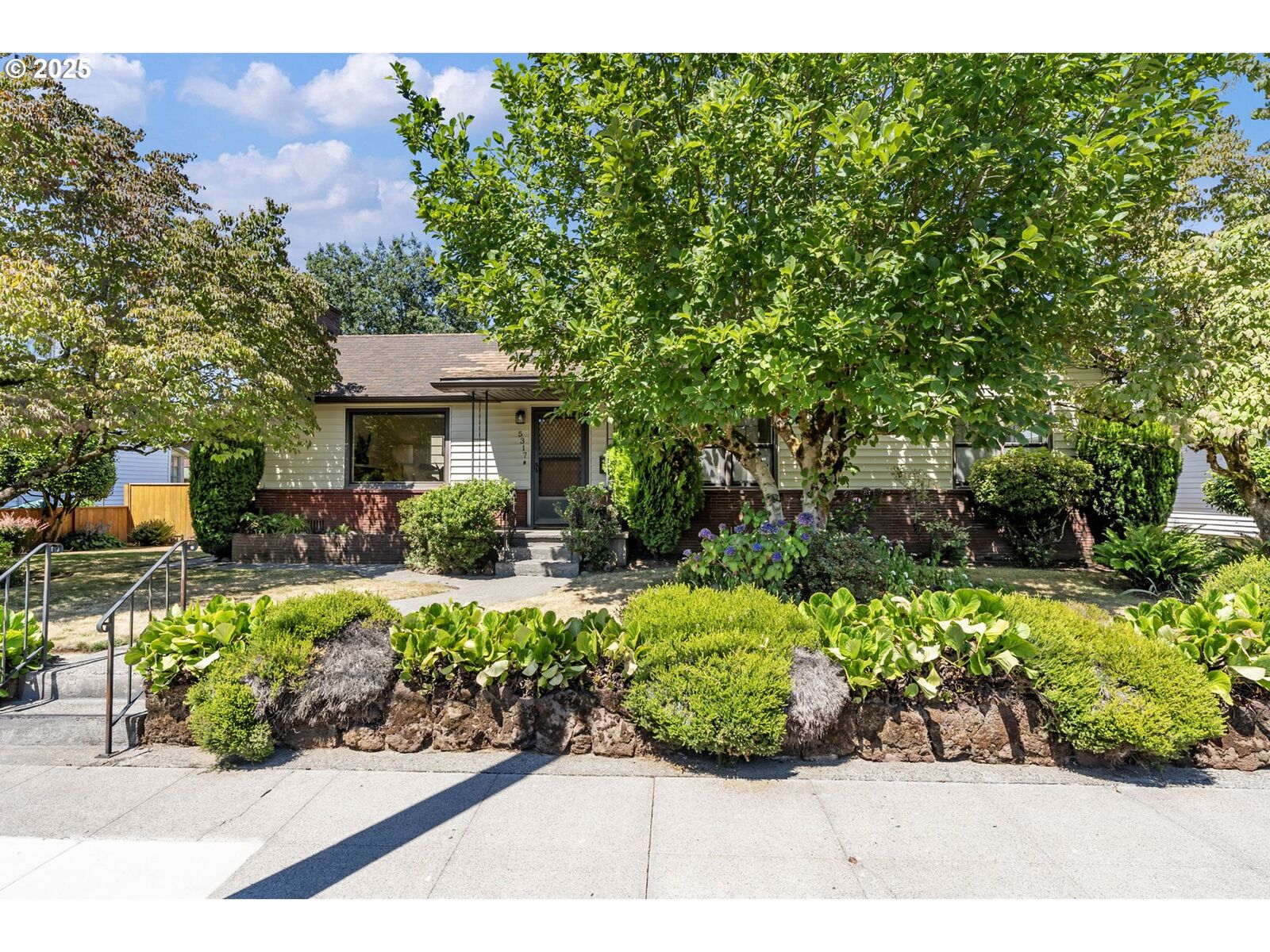 Property Photo: 5317 SE Steele St OR 97206