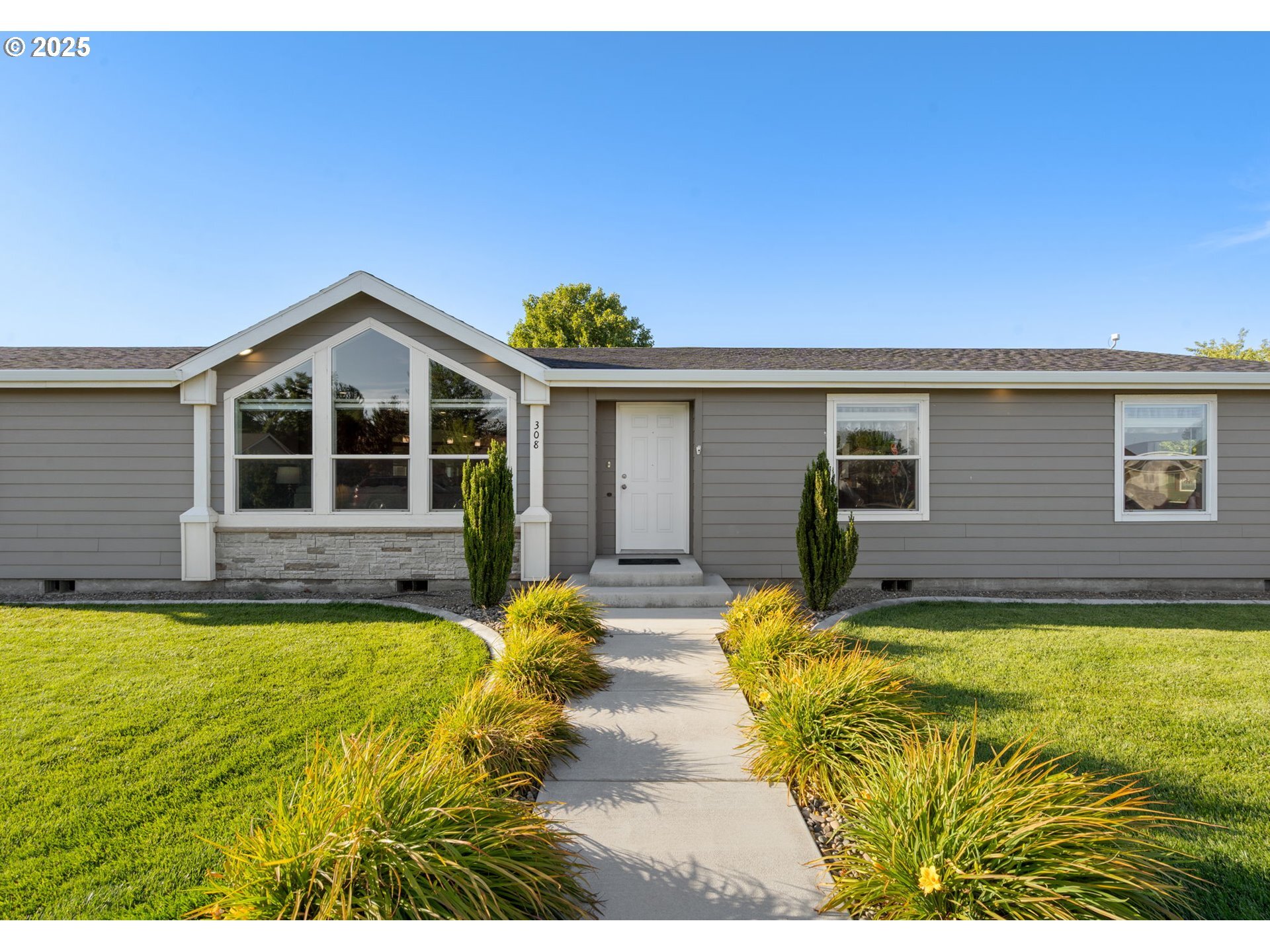 Property Photo:  308 NE Davaly Ln  OR 97818 