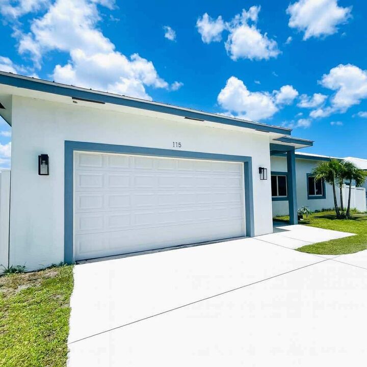 Property Photo:  115 SW Oakridge Drive  FL 34984 