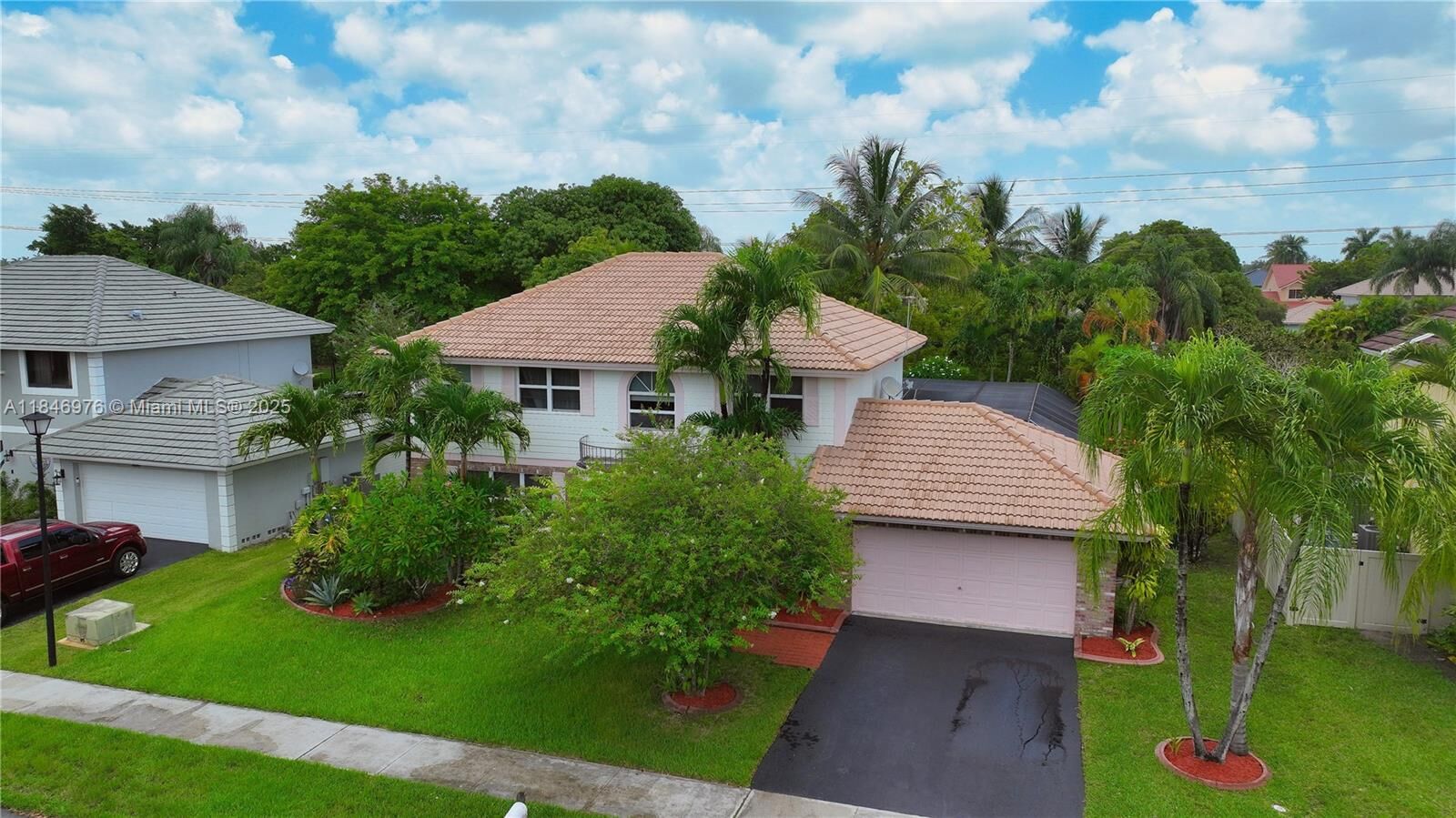 Property Photo:  810 Greenbriar Ave  FL 33325 