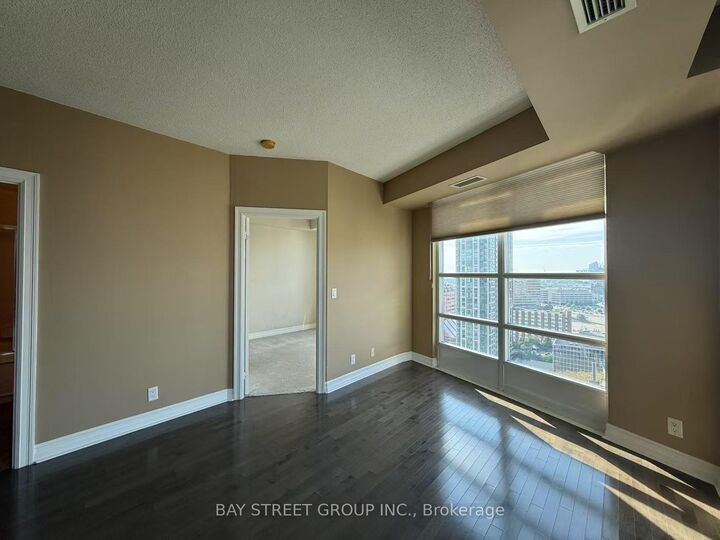 Property Photo:  1 Elm Drive W 2511  ON L5B 4M1 