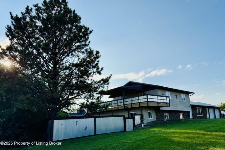 Property Photo:  302 6th Avenue SE  ND 58621 