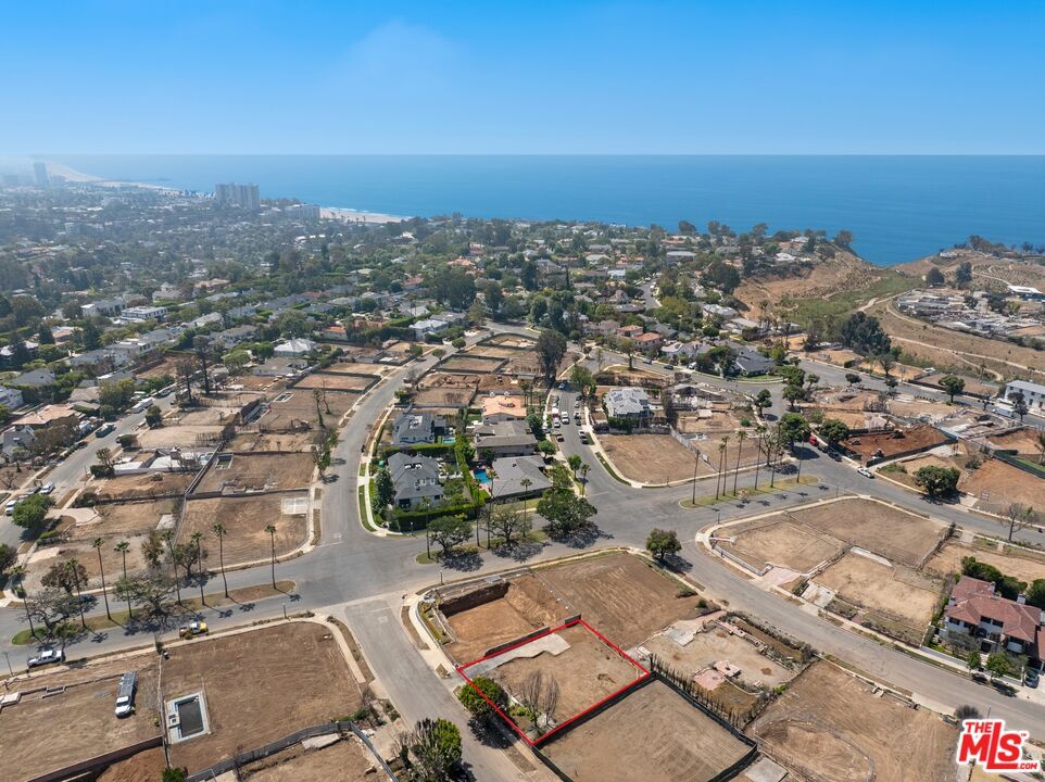 Property Photo:  711 Chapala Dr  CA 90272 