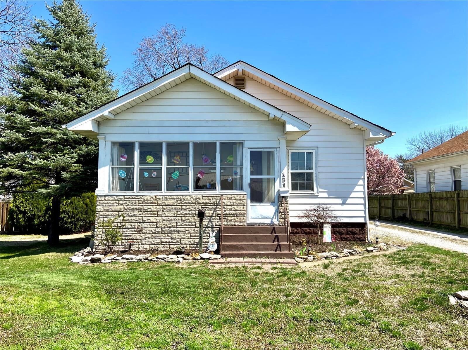 Property Photo:  131 S 6th  IL 62035 