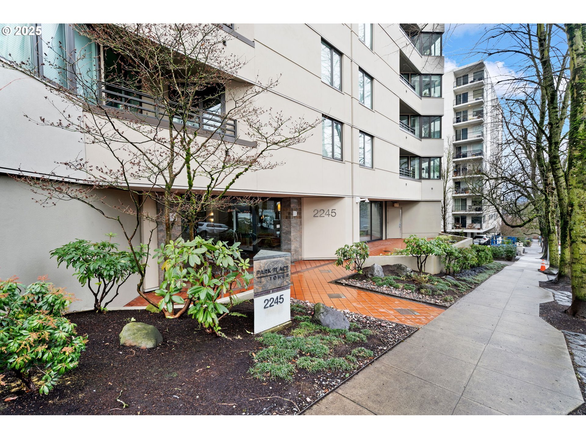 Property Photo: 2245 SW Park Pl 3A OR 97205