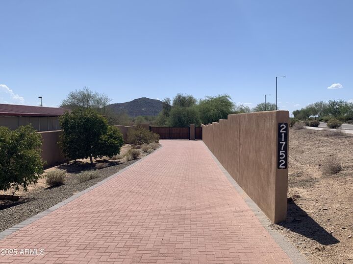 Property Photo:  21752 N 30th Way 001-S  AZ 85050 