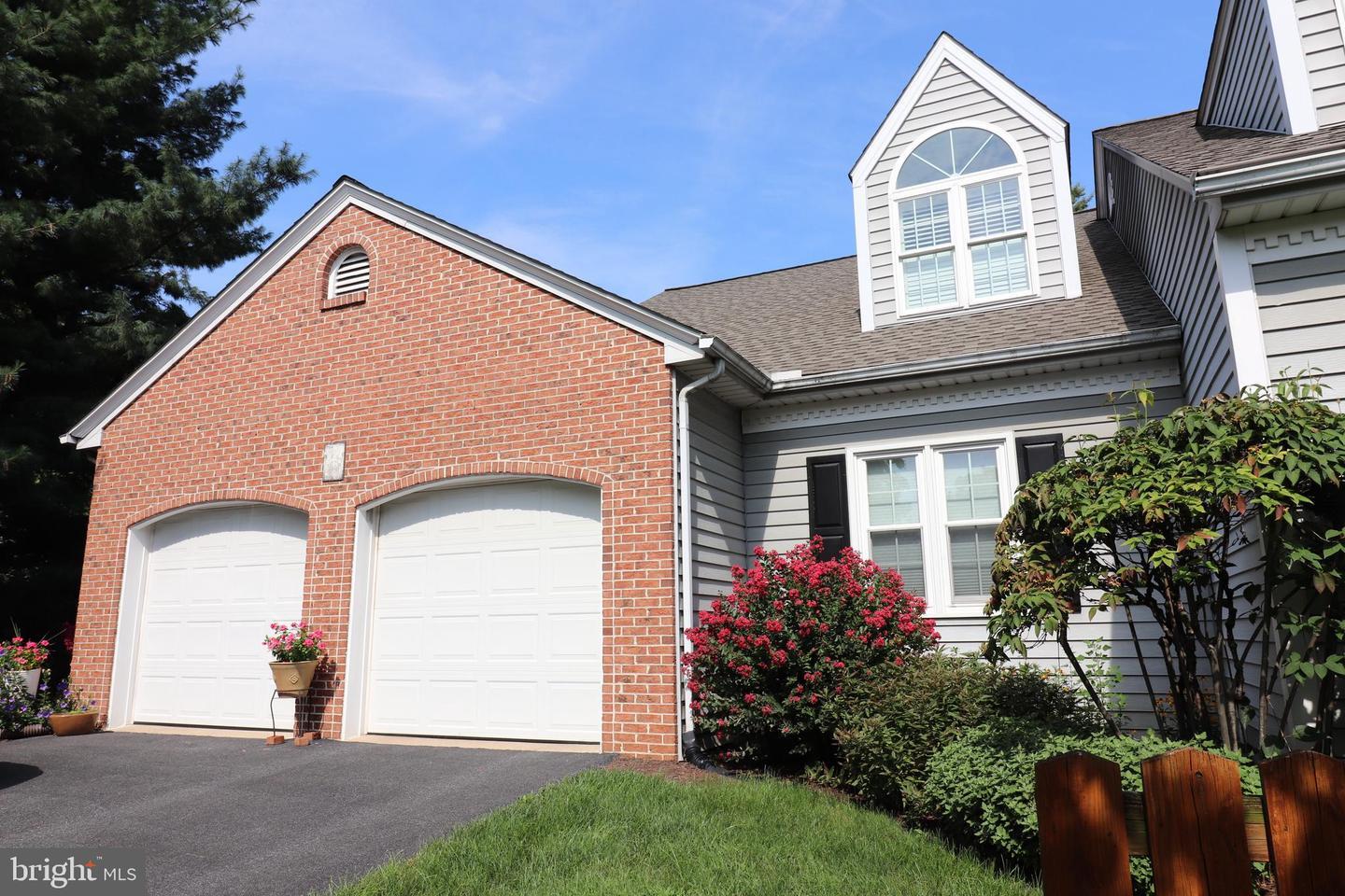 Property Photo: 3247 Oakglen Court PA 17601