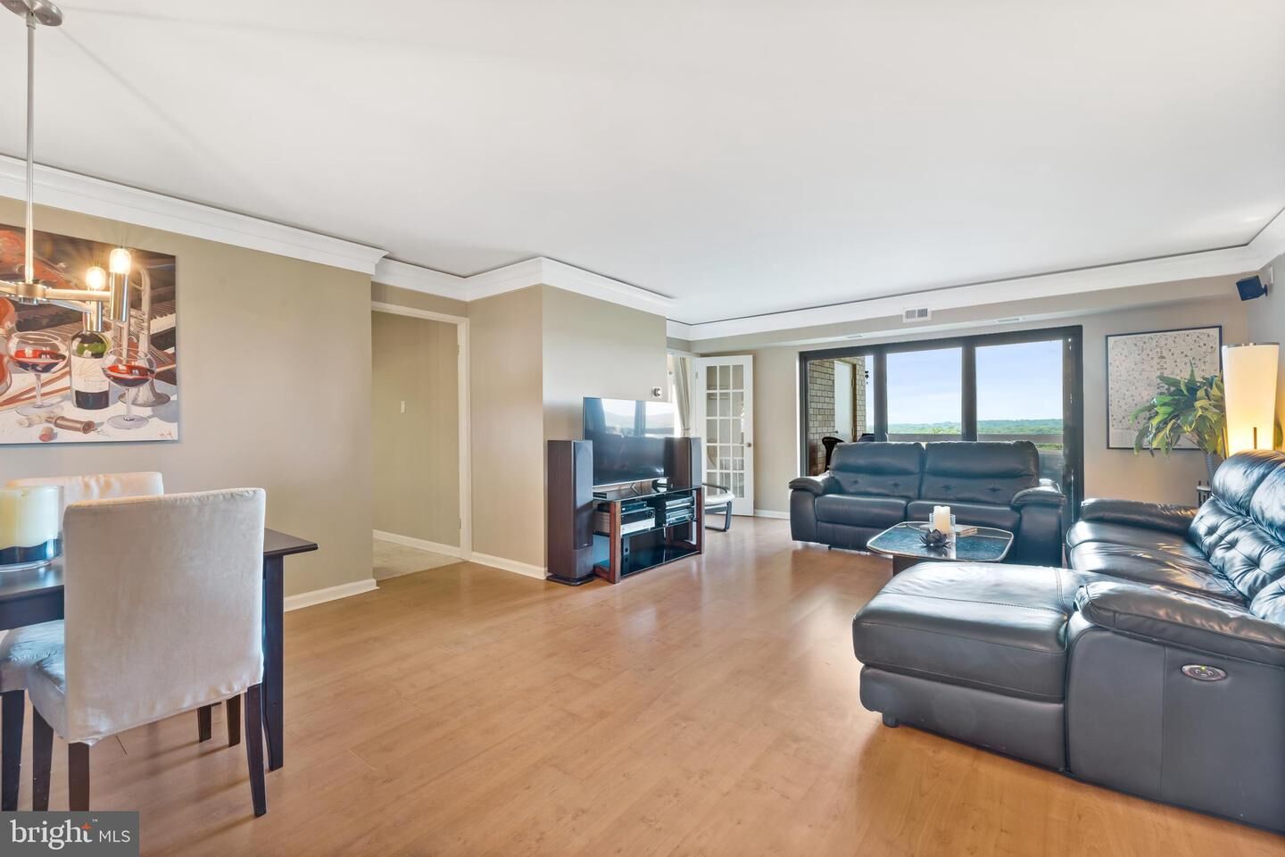 Property Photo:  203 Yoakum Parkway 1605  VA 22304