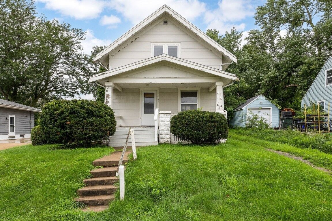 Property Photo:  233 26th Avenue SW  IA 52404 