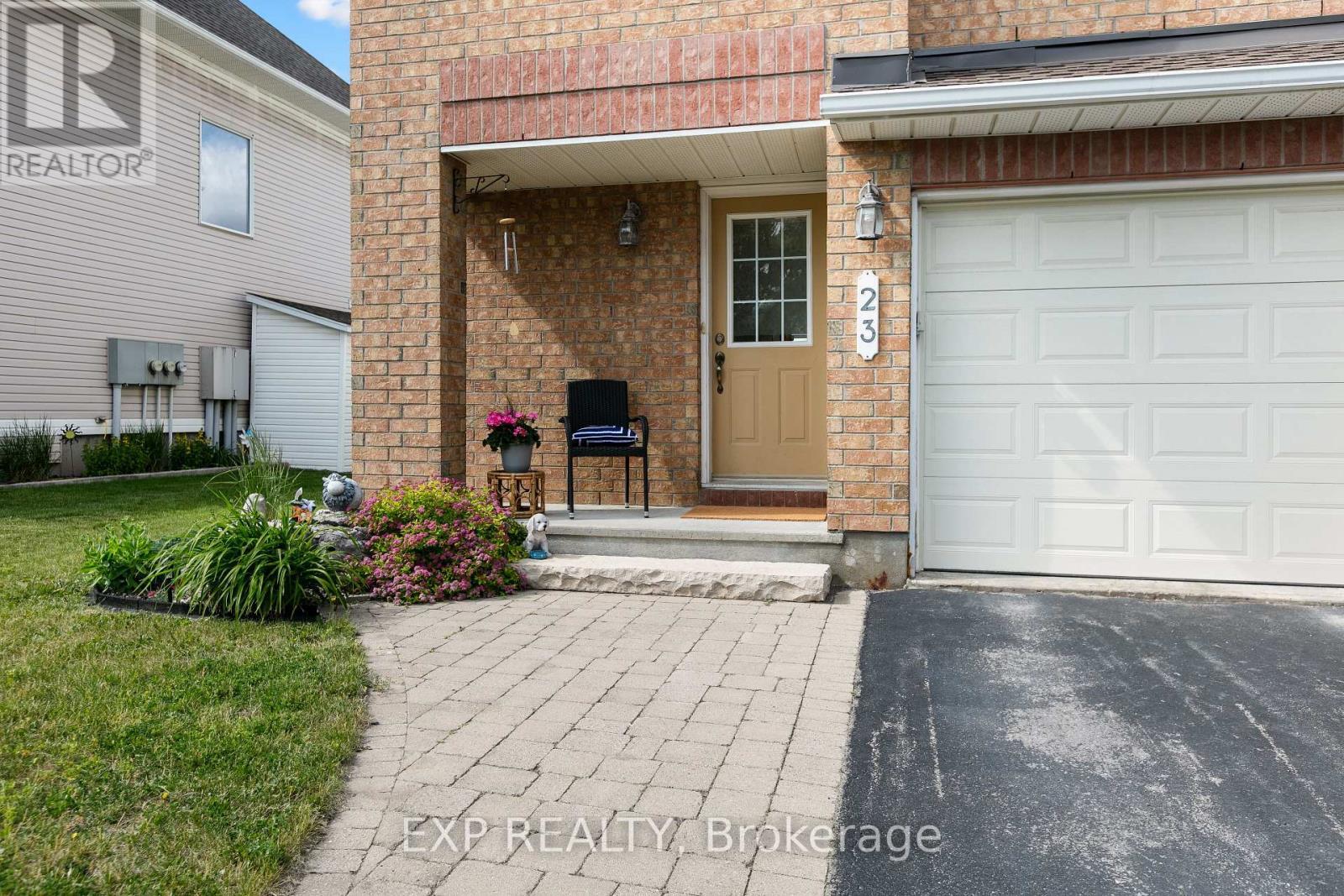 Property Photo:  23 Southpointe Avenue  ON K2J 4V4 