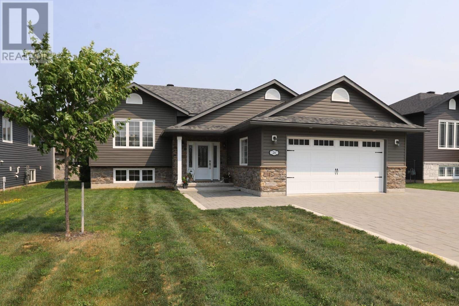 Property Photo:  28 Foxborough Trl  ON P6B 0A5 