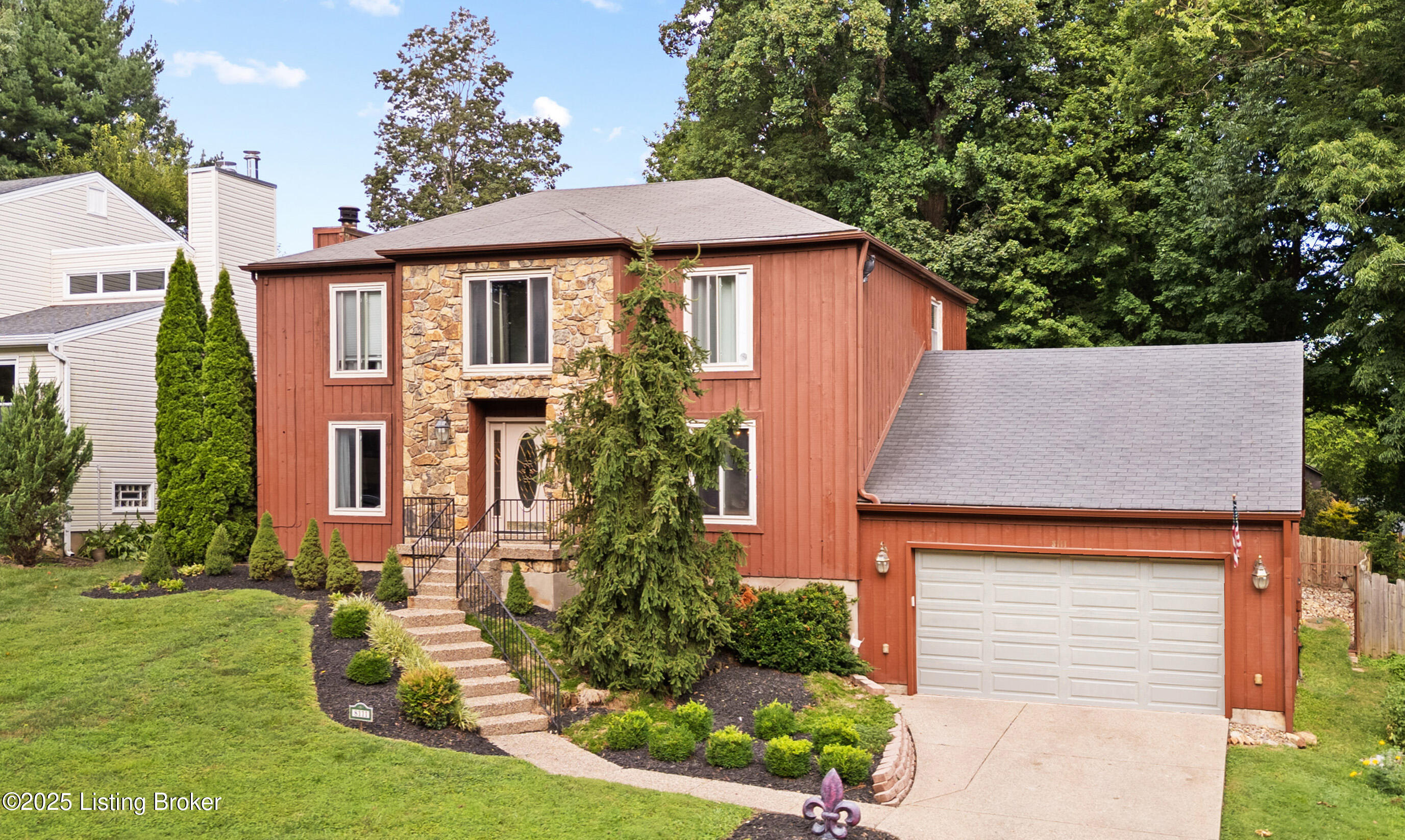 Property Photo: 8111 Barbour Manor Dr KY 40241