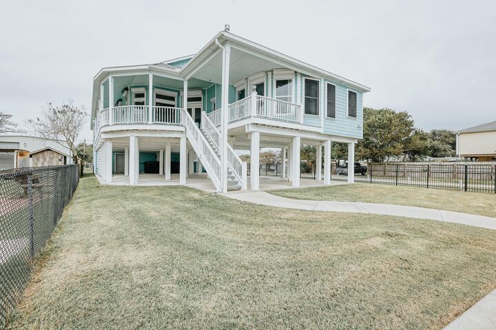 Property Photo:  415 Avenue I  TX 77539 