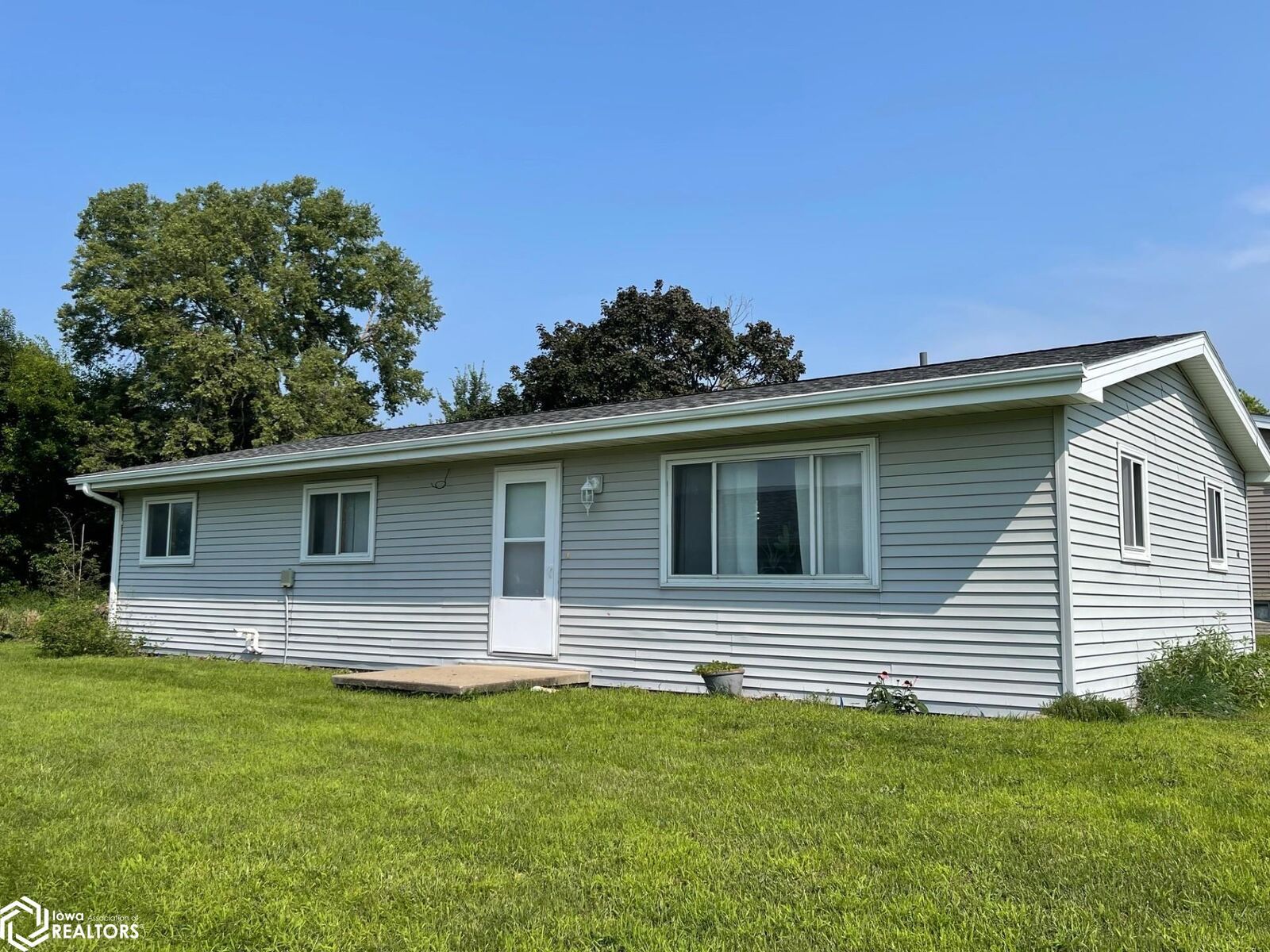 Property Photo:  105 Broad Street  IA 50112 