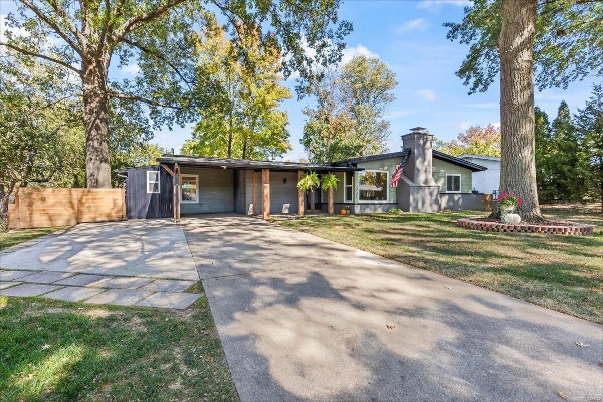 Property Photo: 721 Hubert Drive MO 63125