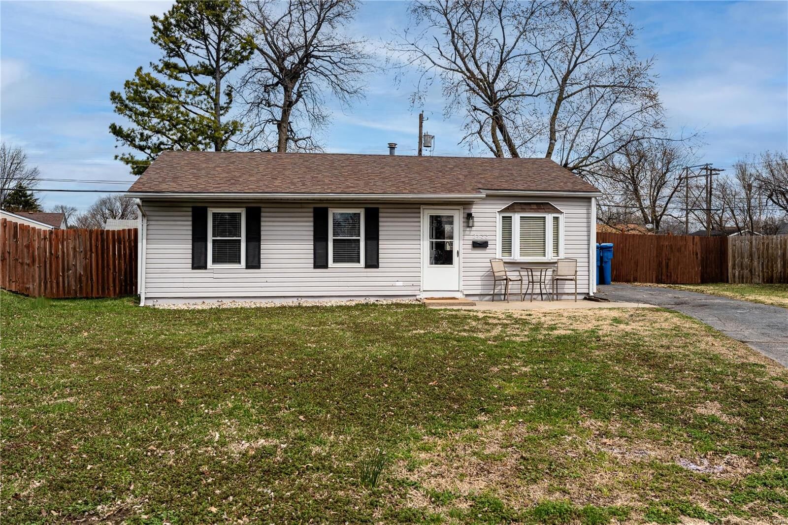 Property Photo:  2433 Sunbury Avenue  IL 62040 