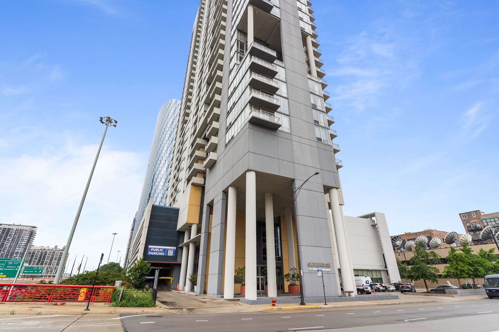 Property Photo: 737 W Washington Boulevard 1204 IL 60661