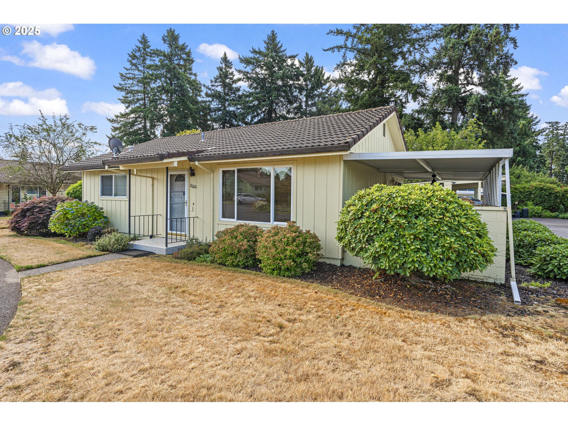 Property Photo: 12620 SE Main St OR 97233