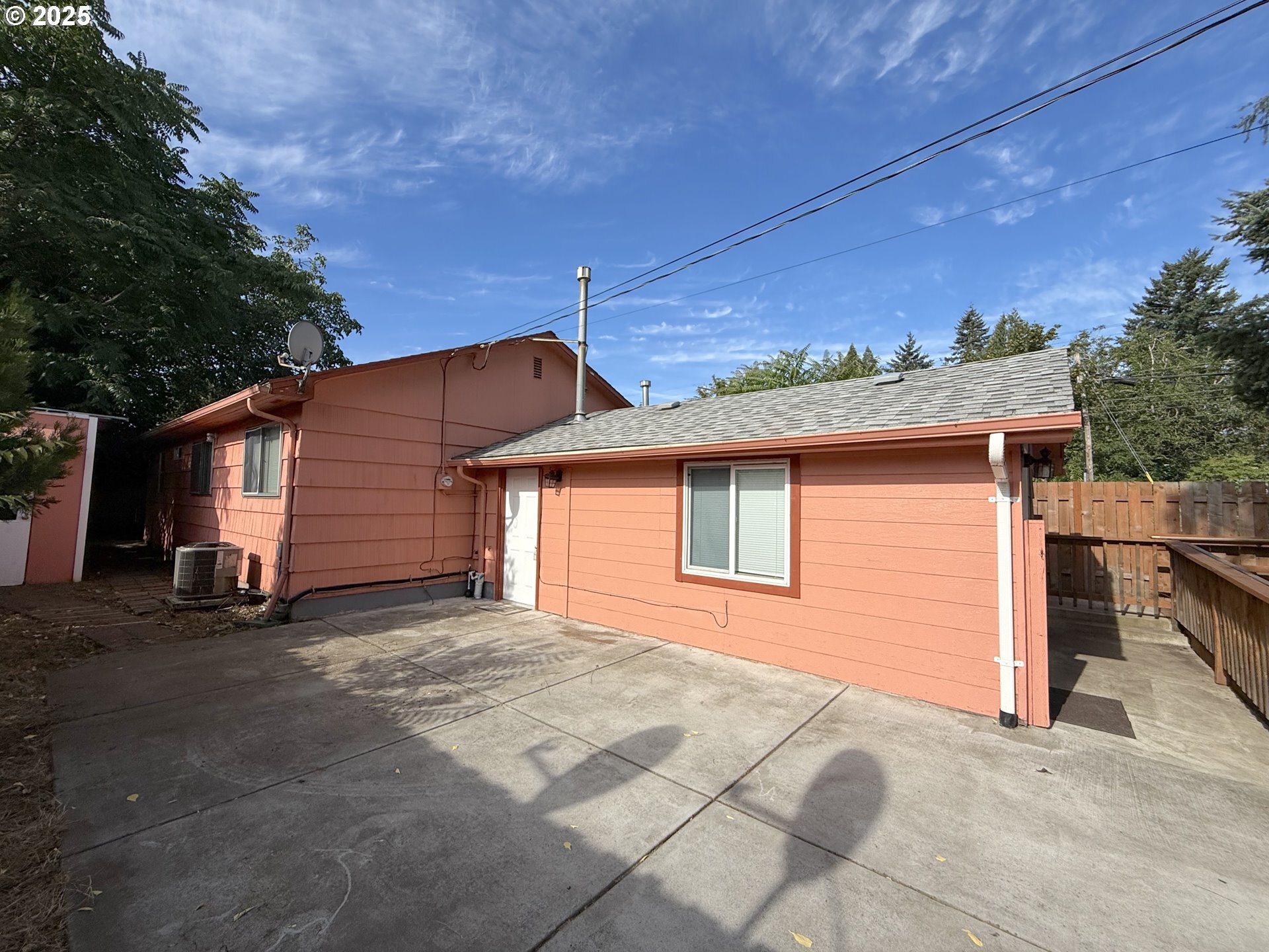Property Photo: 9212 SE Bush St OR 97266