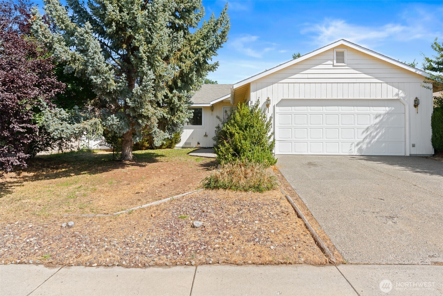 Property Photo: 809 E White Birch Avenue WA 98926