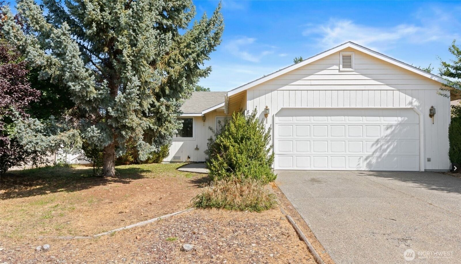 Property Photo:  809 E White Birch Avenue  WA 98926 