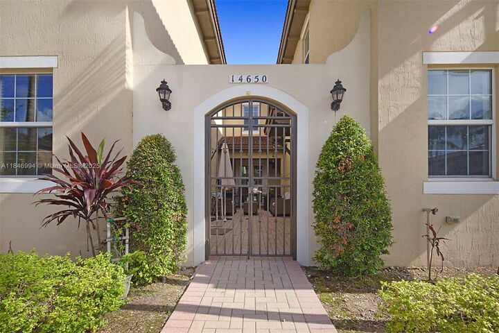 Property Photo: 14650 SW 15th St FL 33027