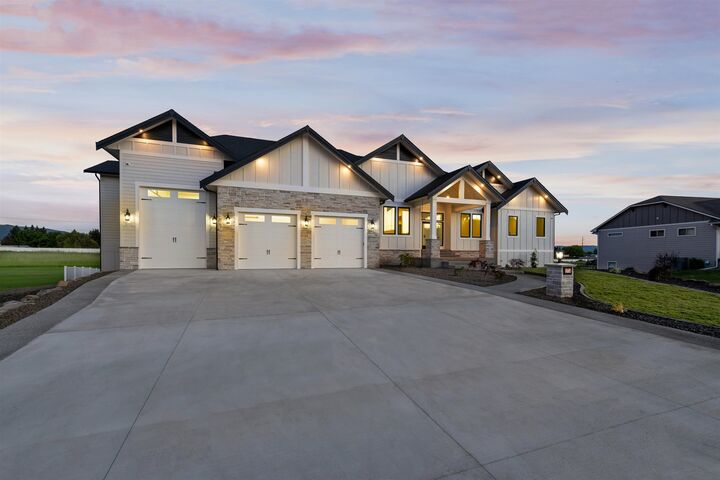 Property Photo:  20724 E Happy Trails Ln  WA 99027 