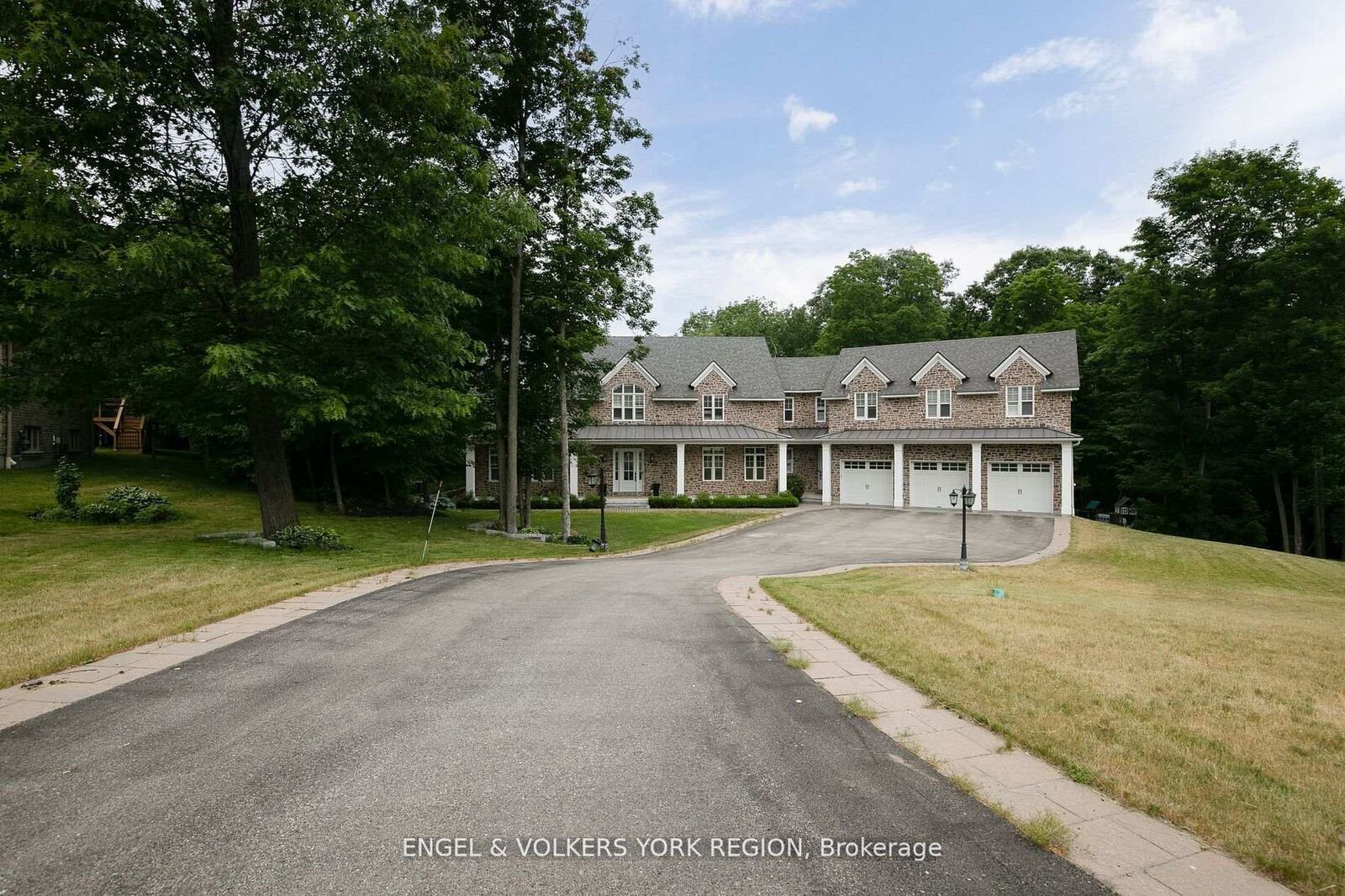 Photo de la propriété: 16 Heron Boulevard ON L9X 0J1