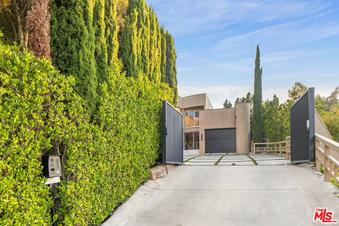 Property Photo: 8450 Grand View Dr CA 90046