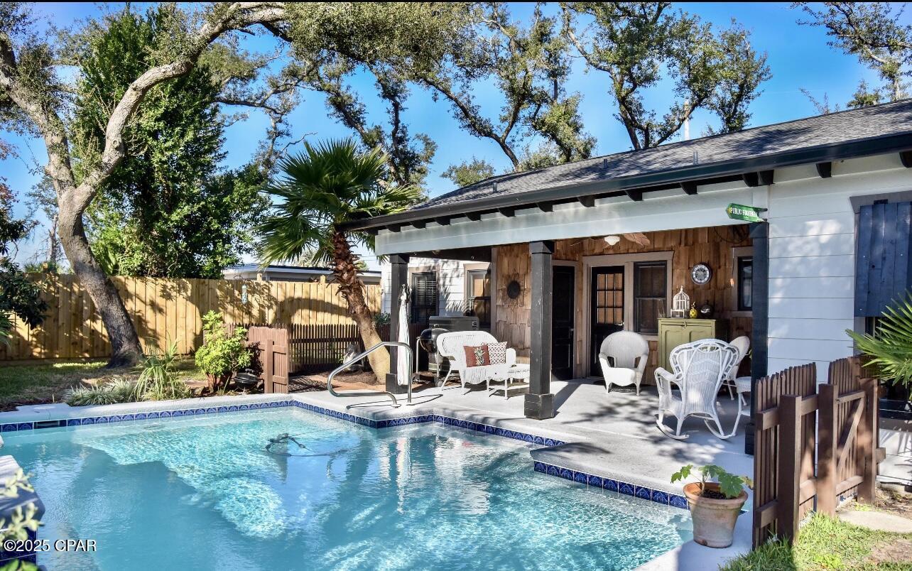 Property Photo:  1002 E 2nd Court  FL 32401 