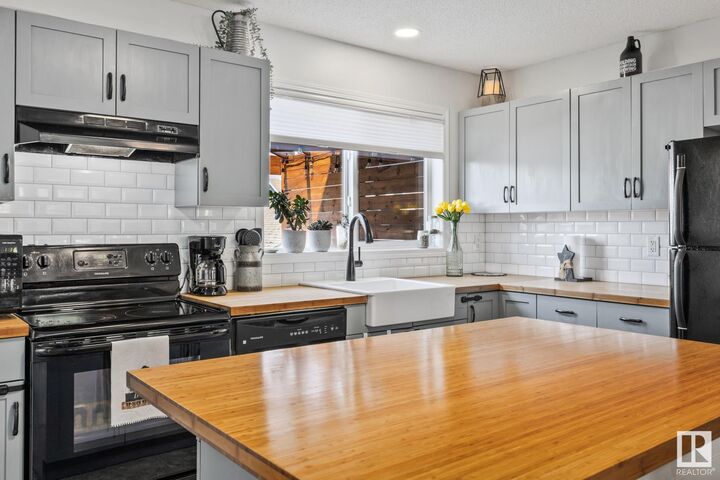 Photo de la propriété: 9102 Shaw Way SW AB T6X 0S4