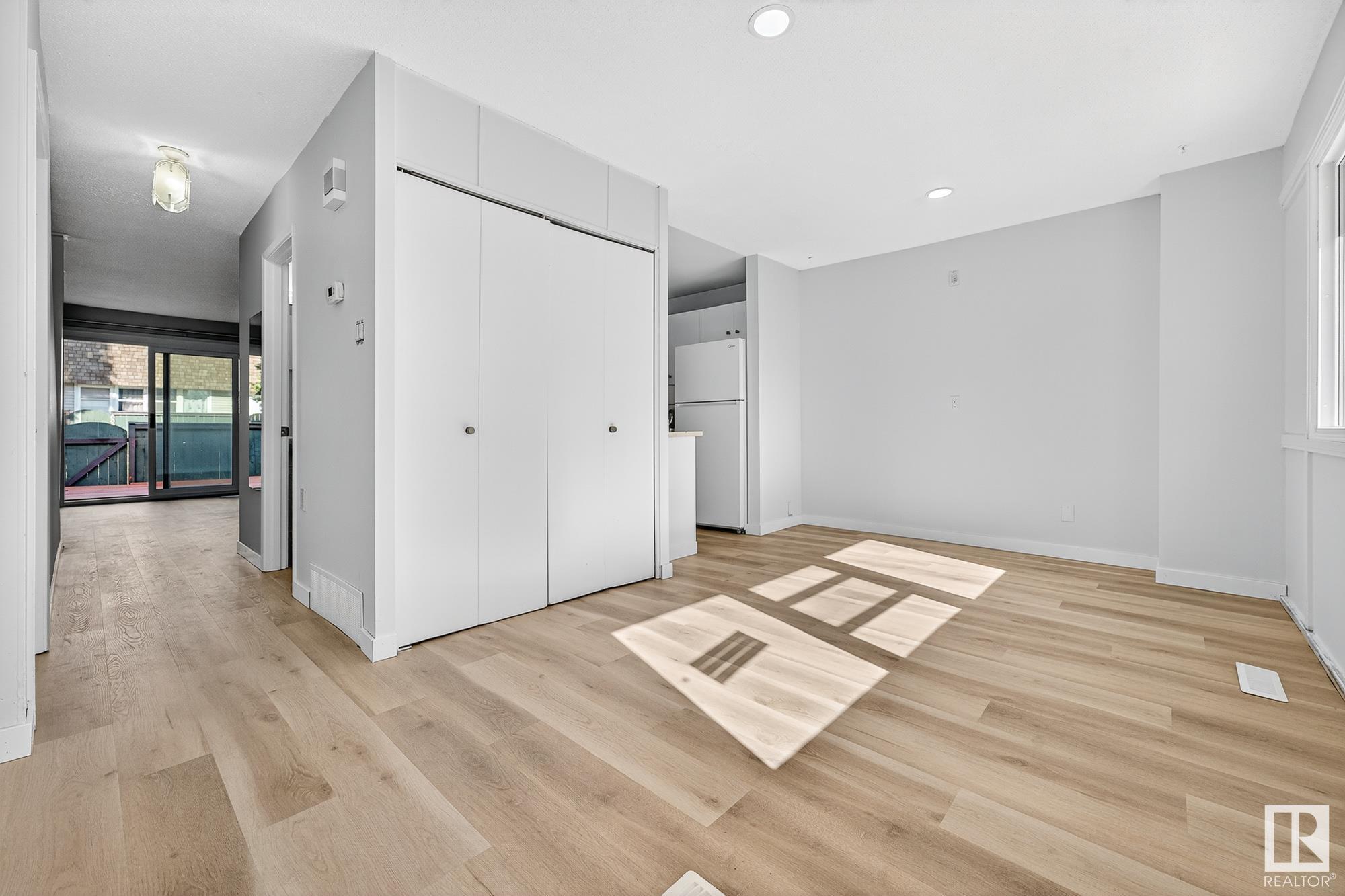 Property Photo:  523 Village On The Green NW  AB T5A 1H2 