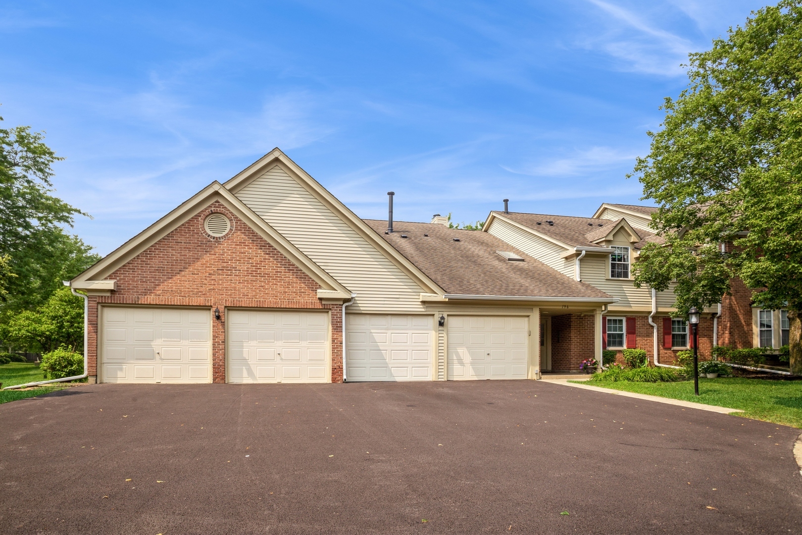Property Photo: 196 Camden Court W1 IL 60194
