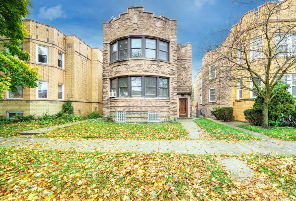 Property Photo: 6738 N Rockwell Street 2 IL 60645